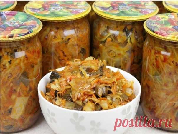 Лучший рецепт! Солянка с капустой -так вкусно! 
Мои домочадцы безума от нее!! Попробуйте приготовить!

2 кг нашинкованной капусты, 2 кг красных помидоров, порезанных крупными кубиками, 05, кг порезанной соломкой моркови и 0,5 кг лука, 2 стакана растительного масла, 100 г сахарного песка,грибы по вкусу и желанию.
Все это варить 1 час. За 10 минут до конца варки влить 2,5 ст.л. 3%-ого уксуса, добавить 6 ч.л. соли, положить перец горошком, петрушку, лаврушку по вкусу. Сложить...