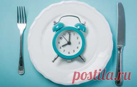 Интервальное голодание оказалось эффективнее обычных диет Ученые из Университета Граца (Австрия) опубликовали результаты исследования «интервального голодания». Это особый вид диеты, при котором приемы пищи разделяются большими временными промежутками. Величина интервала – двое суток, из которых один полный день человек ничего не ест, а на следующий день, в течение 12 часов, может питаться так, как захочет. Плюс два сеанса сна по 8 часов, итого 36 часов без еды против 12 ч...