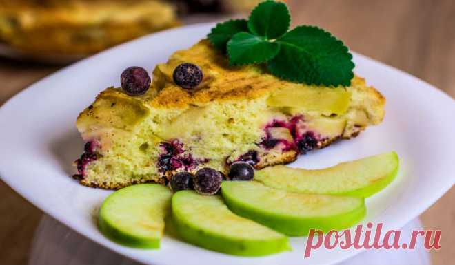 Рецепты очень вкусной пышной яблочно-ягодной шарлотки в духовке - Женская страница