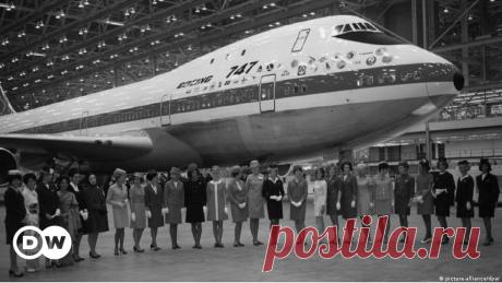 Концерн Boeing прекратит в 2022 году производство легендарной модели 747 | DW | 29.07.2020 Эксплуатация авиалайнера Boeing 747 с характерным "горбом" на фюзеляже началась в 1970 году. Он долгие годы оставался самым вместительным самолетом в мире: в машине было более 600 пассажирских кресел.