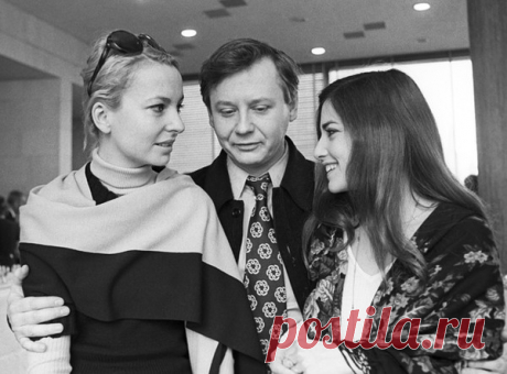 Олег Табаков с французскими актрисами Женевьевой Казиль (слева) и Франсуаз Фалькон во время приема, посвященного гастролям в СССР французского театра &quot;Комеди Франсез&quot;. 1973 год.