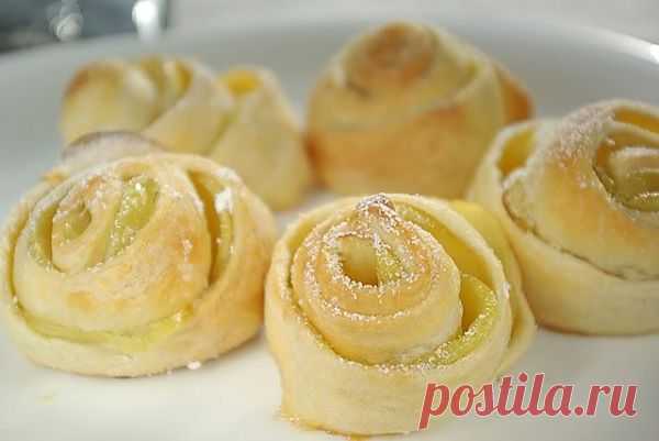 Слоённые плюшки с яблоками.