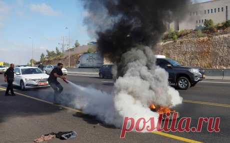 В Израиле протестующие заблокировали автомагистрали. Протестующие в Израиле, которые выступают за сделку с ХАМАС об освобождении заложников, вышли на улицы, перекрыв движение в час пик. Усилия по заключению соглашения об освобождении заложников набирают обороты, пишет Reuters