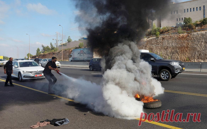 В Израиле протестующие заблокировали автомагистрали. Протестующие в Израиле, которые выступают за сделку с ХАМАС об освобождении заложников, вышли на улицы, перекрыв движение в час пик. Усилия по заключению соглашения об освобождении заложников набирают обороты, пишет Reuters