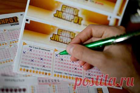 Женщина получила скромный подарок и разбогатела на 3,7 миллиона рублей. Американка из американского штата Мэриленд получила от мужа в подарок несколько лотерейных билетов и выиграла крупную сумму. Мужчина возвращался домой с работы перед праздниками и решил купить жене несколько билетов, потому что она очень любит играть в лотерею. Все билеты оказались проигрышными, кроме одного.