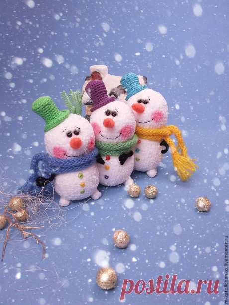 Купить Вязаная игрушка Снеговичок в интернет магазине на Ярмарке Мастеров Купить или заказать Вязаная игрушка Снеговичок в интернет магазине на Ярмарке Мастеров. С доставкой по России и СНГ. Материалы: фактурная пряжа, хлопок с акрилом,&hellip;. Размер: высота вместе со шляпкой 13-16 см