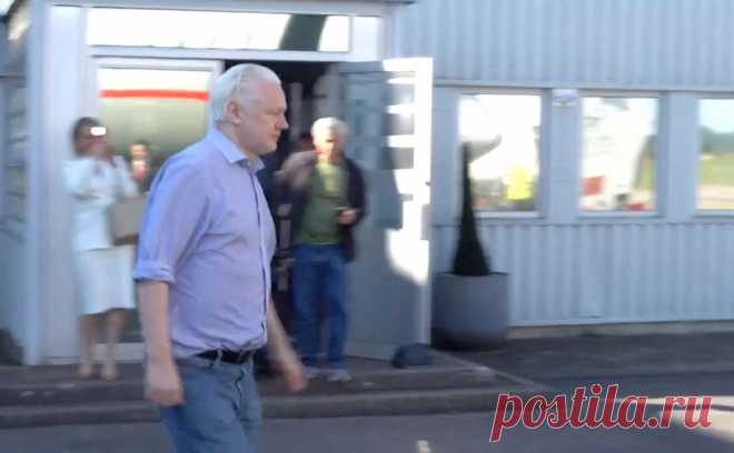 Жена Ассанжа рассказала, когда он станет «свободным человеком». Джулиан Ассанж признает себя виновным по одному пункту обвинения, но ему зачтут срок, проведенный в британской тюрьме, и после вынесения приговора в суде на острове Сайпан он будет «свободным человеком», заявила его жена Стелла