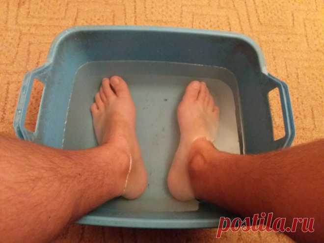 По совету старца мужчина опустил ноги в воду с содой. Через несколько минут средство сработало!
