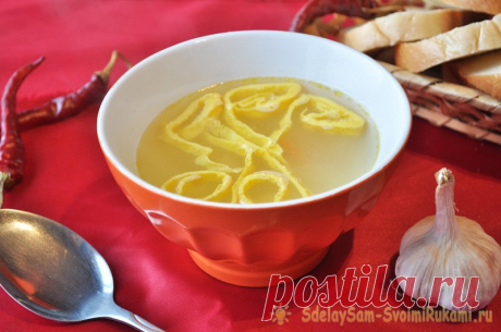 Суп с яичными блинчиками Вкус этого супа я помню еще с детства. Готовить это первое блюдо очень быстро и просто. Главным моментом, который делает суп необычным, является то, что в него добавляются вместо крупы яичные блинчики. Ингредиенты: половина петуха, 2 куриных яйца, 1 лук, 1 морковь, 4 картофеля Приготовление супа с