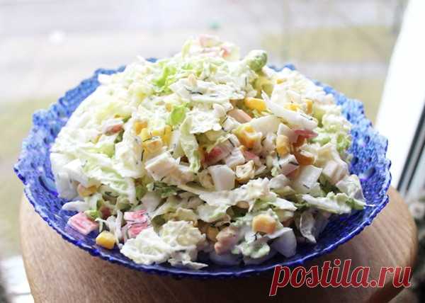 Салат с крабовыми палочками и Пекинской капустой.
Рецепт хрустящего сочного салата из Пекинской (Китайской) капусты, крабовых палочек, консервированной кукурузы, вареных яиц и чеснока с майонезом.