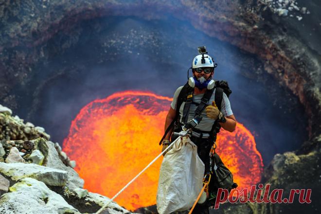 Экстремалы | Чёрт побери Это храбрые из храбрых. Они лежат над пропастью на проволоке, прыгают через огонь и купаются вместе с лавой. Небольшая подборка фотографий с экстремальными спортсменами.    На грани фола. 27-летний полицейский из Рио-де-Жанейро поддерживает форму непростым способом.  Пожалуй, здесь большие экстремалы не наездники, а лошади поневоле. Каждый год в январе в испанской деревушке Сан-Бартоломе-де-Пинарес, расположенной в 100 км от Мадрида, проходят тради...