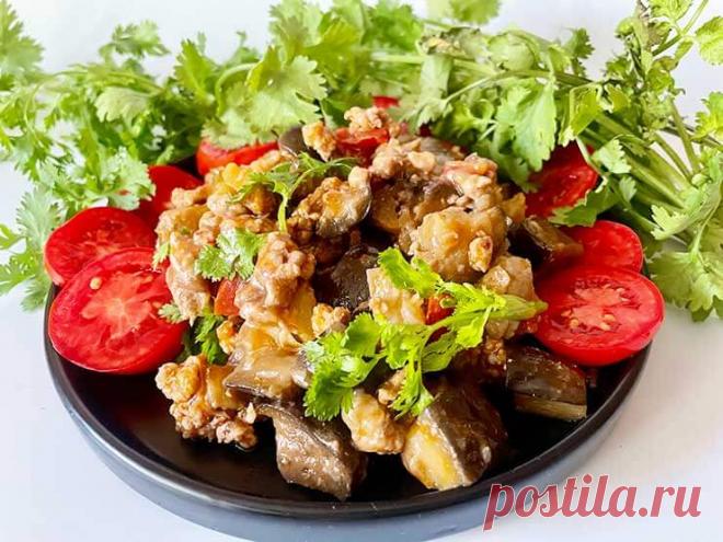 Мусака по-турецки: баклажаны с фаршем на сковороде Мусака по-турецки популярное блюдо и представляет из себя рагу из баклажанов, помидоров, лука, перца с мясным фаршем.