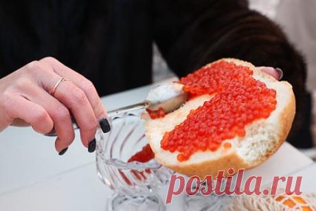 Россиянам раскрыли реальную стоимость качественной красной икры. На рыбообрабатывающем предприятии «Янтарное» раскрыли реальную стоимость качественной красной икры. Там сообщили, что цена за баночку массой 140 граммов должна начинаться от 550 рублей. Представитель фирмы «СКИТ» добавил, что дешевле пяти тысяч рублей один килограмм кетовой икры стоить не может.