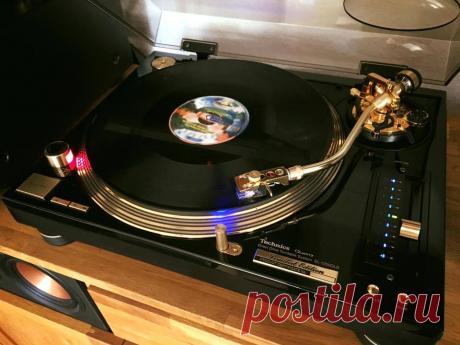 Technics SL-1200 GLD turntable and Comet vacuum tube integrated amp