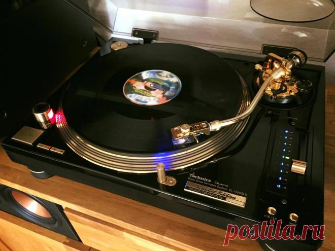 Technics SL-1200 GLD turntable and Comet vacuum tube integrated amp