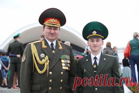 20-й выпуск офицеров-пограничников прошел на площади Государственного флага