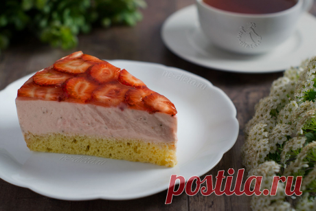 Творожный торт с клубникой - рецепт  пошаговыми фото | ne-dieta Предлагаю вам несложный рецепт приготовления легкого и низкокалорийного творожного торта для летних праздников, состоящего из бисквитной основы, творожно-сливочного суфле и ягод свежей клубники.