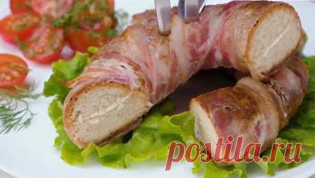 Баранки с сыром и беконом – это блюдо, способное удивить и поразить любого гурмана. Закуска простейшая, на ее создание понадобится всего три ингредиента и минимум свободного времени. Летом такой перекус можно брать с собой на пикник, а зимой он скрасит ваше время для вечернего просмотра фильмов.