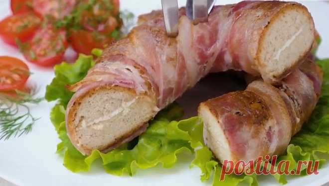 Баранки с сыром и беконом – это блюдо, способное удивить и поразить любого гурмана. Закуска простейшая, на ее создание понадобится всего три ингредиента и минимум свободного времени. Летом такой перекус можно брать с собой на пикник, а зимой он скрасит ваше время для вечернего просмотра фильмов.