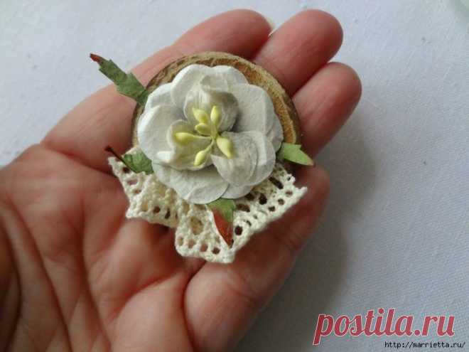 Винтажная брошь из деревянной пуговицы