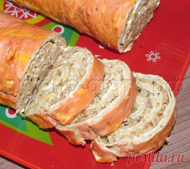 Рулет из лаваша с мясным фаршем и вареным рисом.