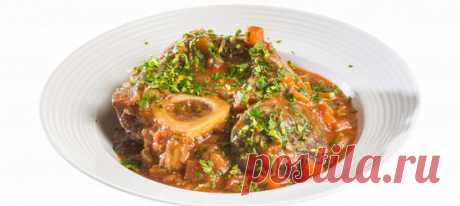 Оссобуко. Видеорецепт Куски мяса обвязать нитью по окружности, чтобы оно не спало с кости во время тушения. Натереть их солью и перцем, обвалять в муке.