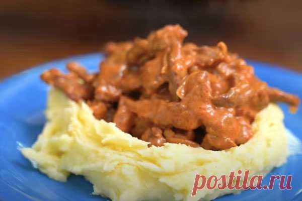 Бефстроганов по-домашнему. Мясо просто тает во рту

Бефстроганов – блюдо русской кухни. Мягкая, нежная говядина с вкусной подливкой, лучше всего сочетается с картофельным пюре. Настоящая вкусная и питательная домашняя еда!