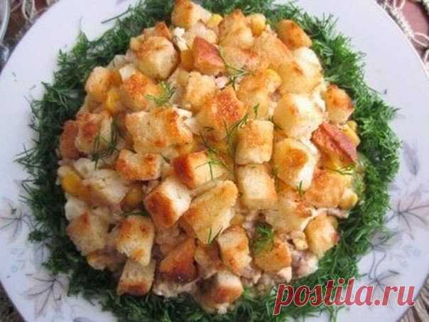 Салат из печени трески с гренками