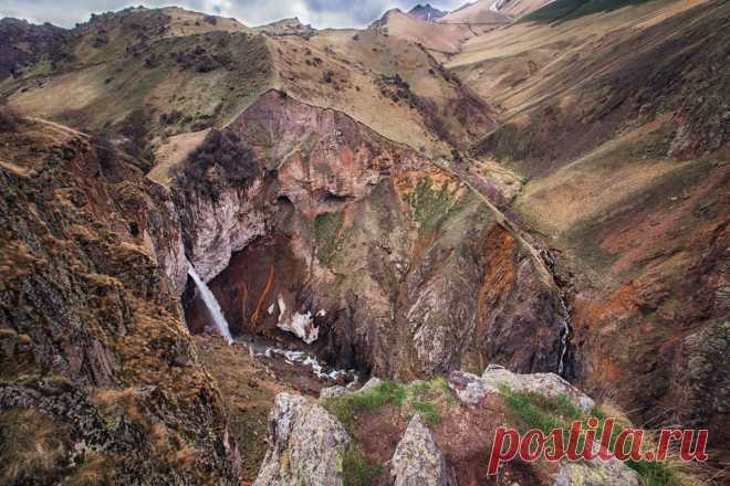 Ущелье водопада Кызыл-Су — National Geographic Россия Один из красивейших водопадов Джилы-Су — Кызыл-Су расположен в Кабардино-Балкарии, с севера от Эльбруса. Его название в переводе с тюркского означает «красная вода». Такое наименование он получил из-за красноватого оттенка окружающих его скал. За основной поляной Джилы-Су горная речка Кызыл-Кол ниспадает с 20 м уступа в каньон, образуя красивы...