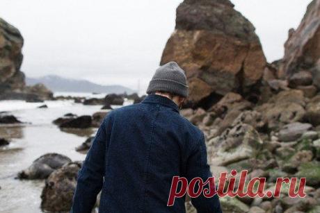 Сила в спокойствии. Ты должен быть камнем. Люди приходят в твою жизнь, люди уходят из твоей жизни. Друзья предают. Ты спокоен. Вчерашние любимые становятся сегодняшними шлюхами. Ты спокоен. Близкие отворачиваются. Ты спокоен. Время исчезает между пальцами, окружающие сходят с ума, женятся, плодят детей, гниют на работе, ищут смысл в старых книгах, садятся на антидепрессанты. А ты по-прежнему спокоен. Ты невозмутим. Ты - силён. / Понимание бизнеса