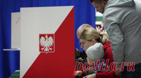 На распутье: к каким политическим последствиям могут привести парламентские выборы в Польше. 15 октября в Польше проходят парламентские выборы. По данным соцопросов, лидеры гонки — правящая партия «Право и справедливость» и крупнейшее оппозиционное объединение «Гражданская коалиция». При этом предварительный мониторинг показал, что вряд ли какая-то из ведущих политсил сможет получить абсолютное большинство голосов, и поэтому, скорее всего, после выборов начнётся формирование парламентской…