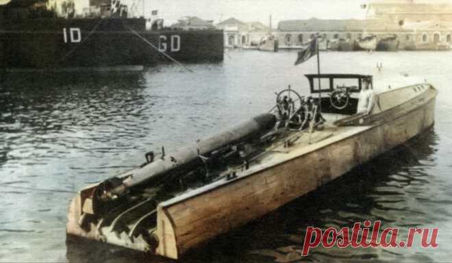 M.A.S — зарождение итальянских торпедных катеров M.A.S — Motobarca Armata Silurante (моторный вооруженный катер) стали первой попыткой ВМС Италии создать полноценные торпедные катера в 1915