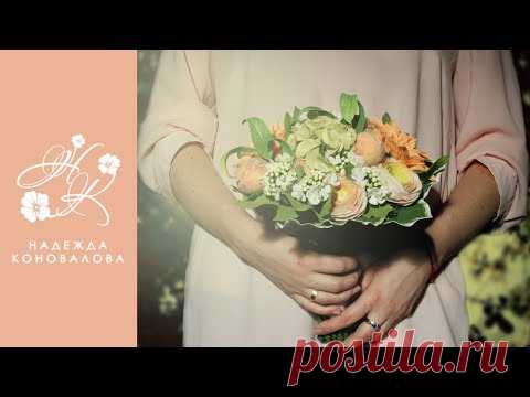 Собираем букет с цветами в спиральной технике. Из серии мастер-классов "С ароматом персиков" - http://vk.com/wall-30657425_3689 В данном случае я взяла розы из гофрированной бумаги, но можно подобрать другие, которые вам больше нравятся. Нарезаем узкую ленточку на мелкие кусочки и заворачиваем их в трубочку. Для надежности можно закрепить клеем. Далее берем небольшую вазочку (или баночку) и помещаем ее внутрь, как показано на фото. И помещаем туда цветок. На фото не видно, что цветы …