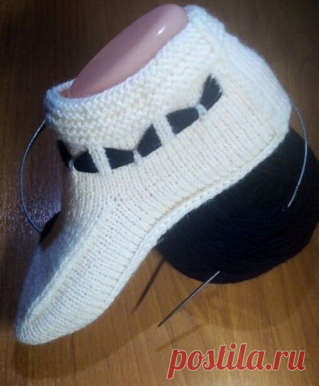 Тапочки - носочки. Интересный вариант для вязания спицами.

Для вязания:
спицы № 2, 75; пряжа на 100 г./570 м. в две нити
размер 36 - 37

На спицы набрать 58 петель
1 - 9 ряды: лицевые (платочная вязка)

10 ряд: лицевые
11 ряд: изнаночные

Как вязать узор "Бабочки".
12 ряд: закрепить нить другого цвета (дополнительная - черная) к основной (белая), кром., 2 лиц.(белой), дополнит. нить (черная) завести перед работой и оставить, продолжить вязать белой нитью - 7 лиц., взять д...