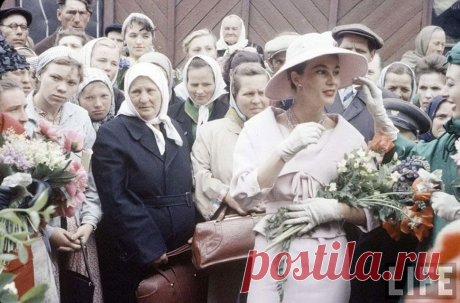 В 1959 году в столицу нашей родины СССР – Москву, из Франции привезли моделей и платья французского модельера одежды Кристиана Диора (Christian Dior), для первого в Советском союзе дефиле известного, западного модного дома. Прогулки по Москве манекенщиц в одеждах знаменитого французского модельера и запечатлели фотографы журнала &quot;Life&quot;.