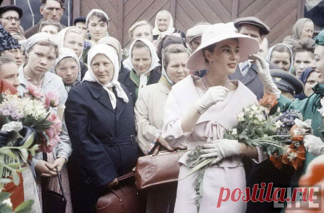 В 1959 году в столицу нашей родины СССР – Москву, из Франции привезли моделей и платья французского модельера одежды Кристиана Диора (Christian Dior), для первого в Советском союзе дефиле известного, западного модного дома. Прогулки по Москве манекенщиц в одеждах знаменитого французского модельера и запечатлели фотографы журнала "Life".