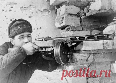 ППШ-41 в годы Великой Отечественной войны был самым массовым и известным пистолетом-пулеметом в СССР. Создателем этого легендарного оружия, которое солдаты любовно называли "папашей", был оружейник Георгий Шпагин.