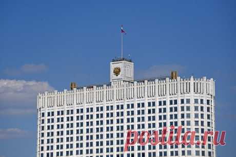 В России утвердили выплаты на детей школьного возраста. Правительство России утвердило правила единовременной выплаты на детей школьного возраста к началу учебного года. Единовременную смогут получить родители, усыновители, опекуны и попечители детей от шести до 18 лет, если ребенок достиг возраста шести лет до 1 сентября 2021 года включительно.