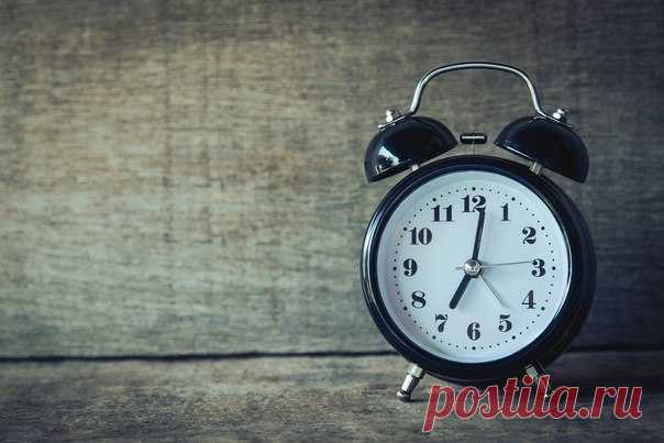 Все любят чистоту, верно? Но не все любят прибираться! Мы подготовили для вас подборку советов, как ускорить этот процесс. 

Сохраните текст себе на стену, чтобы он всегда был под рукой! 


 Не беритесь за все сразу 

Самая обычная ошибка — пытаться прибрать все сразу. Тут нужно изменить сам подход и распределить работу на все дни недели. То есть сегодня нужно вытереть пыль, завтра пропылесосить, а в пятницу прибраться в шкафу. Такой «порционный» подход сэкономит вам силы ...