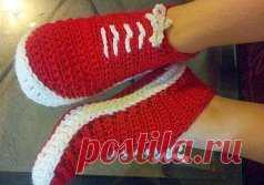 Кеды. Они вяжутся очень легко!
Подошву вяжите так: наберите цепочку из 10 петелек, далее делайте столбик без накида во 2 петлю от крючка и остальные 8 петел по стбн. Итого у вас 9 петелек, то есть стбн. Это был 1 ряд.
2,3, 4, 5,6 ряд делаем воздушную петлю и дальше в каждый столбик или (петельку) вяжем по 1 стбн,
7 ряд делаем прибавление: вяжем по одному стбн в следующие 4 петельки, в 5 петельку вяжем 2 стбн, далее по 1 стбн в остальные 4 петельки, то есть у вас должно быть 11 стбн.
8 ряд и