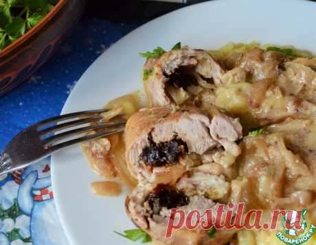 Рулеты с черносливом в сметанно-луковом соусе – кулинарный рецепт