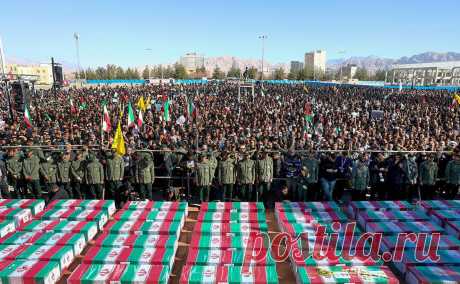 В Иране арестовали подозреваемых в теракте с 89 погибшими. Полиция Ирана в пяти городах произвела задержания подозреваемых в теракте на траурной церемонии в честь генерала КСИР. Тегеран пообещал виновникам взрывов суровый ответ