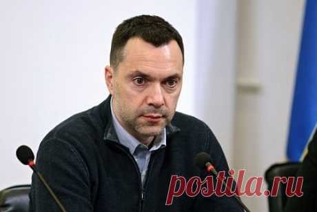 Арестович заявил о лжи украинцам про быструю победу над Россией. Поможет ли ему это признание выиграть выборы?. Экс-советник офиса президента Украины Владимира Зеленского Алексей Арестович (внесен в перечень террористов и экстремистов Росфинмониторинга) в своем Telegram-канале признался, что лгал украинцам о том, что Вооруженные силы страны (ВСУ) смогут одержать быструю победу над Россией.