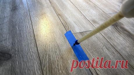 Как выровнять пол под ламинатом без демонтажа Черновой под ламинатом редко когда бывает идеально ровным. С годами подложка перестает компенсировать эти впадины, и покрытые начинает прогибаться и скрипеть. Если у вас случилось подобное, тогда неровности под ламинатом можно убрать нехитрым способом. Что потребуется: Монтажная пена в баллоне с