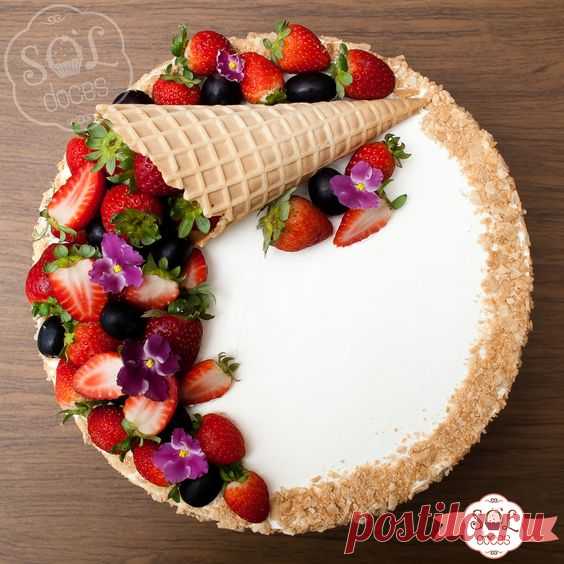 Украшаем тортики ягодами