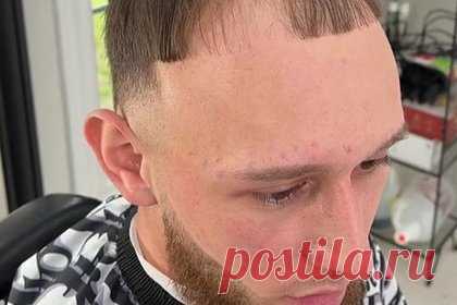 Блогер показал неожиданный способ скрыть проплешины и рассмешил подписчиков. Парикмахер Кзфадез (фамилия неизвестна) из США показал неожиданный способ скрыть проплешины с помощью подручных средств и рассмешил зрителей. Так, в одном из последних видео барбер сделал клиенту новую прическу и нанес краску в виде специального спрея на голову, чтобы скрыть проплешины.
