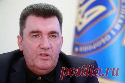 На Украине предложили перейти на латиницу. Секретарь Совета национальной безопасности и обороны Украины Алексей Данилов выступил за отказ от кириллицы и переход страны на латиницу. «Я считаю, что это будет одна из фундаментальных вещей», — сказал он, добавив, что поддерживает хождение на Украине двух языков — украинского и английского.