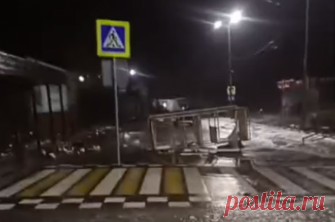 Конструкции с пляжа выбросило на проезжую часть в селе Широкая Балка. Непогода продолжает бушевать на территории юга России.