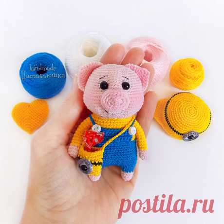 PDF Свинка в костюме Миньона крючком. FREE crochet pattern; Аmigurumi animal patterns. Амигуруми схемы и описания на русском. Вязаные игрушки и поделки своими руками #amimore - свинка, маленький поросёнок в наряде Миньона, свинья, поросенок.