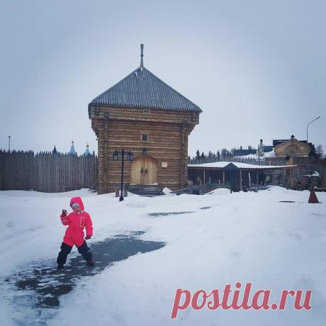 Милиса позирует))) А я дрожжу от холода))) руки замерзают мгновенно... а здешняя погода в апреле напоминает мне наш январь... сил нет... хочу домой...
#север#обдорскийострог#холодно#доча#красоткамоя